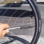 Calibragem de pneus de bicicleta, passo a passo para fazer isso no posto.